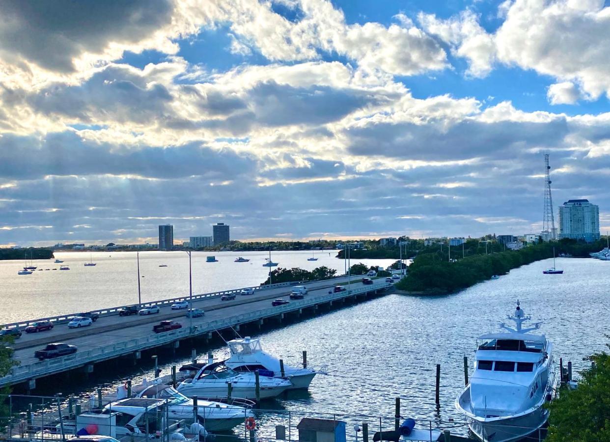 Modern Waterfront Apartment With Miami Skyline View, Free Parking 5 Mins Drive To Miami Beach Exterior photo